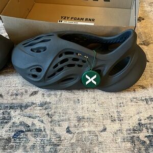 adidas Yeezy Foam RNR Carbon